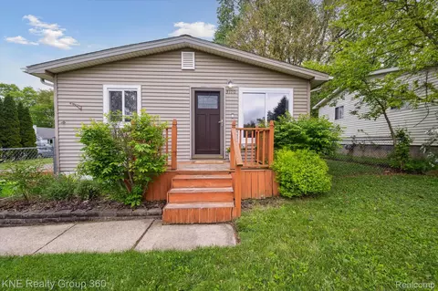 5170 Warmbriar Dr, White Lake, MI 48383