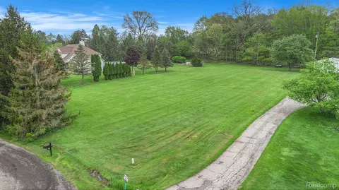 4864 Cooley Lake Crt Ct, Commerce, MI 48382