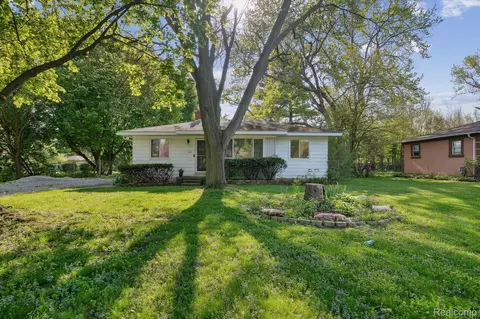 1247 Orchid St, Waterford, MI 48328