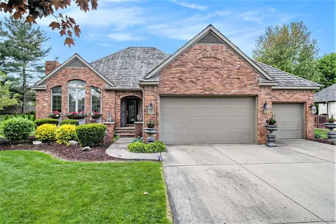 16480 Dusklight Dr, Fenton, MI 48430