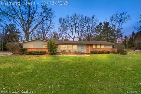 6606 Vachon Crt Ct, Bloomfield Hills, MI 48301