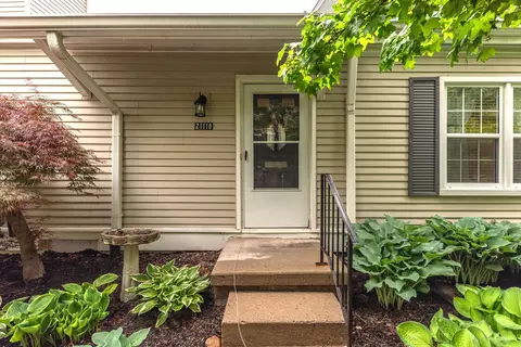 21118 E Glen Haven Cir, Northville, MI 48167