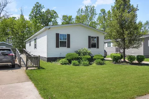 29878 Meadow Ln, Gibraltar, MI 48173