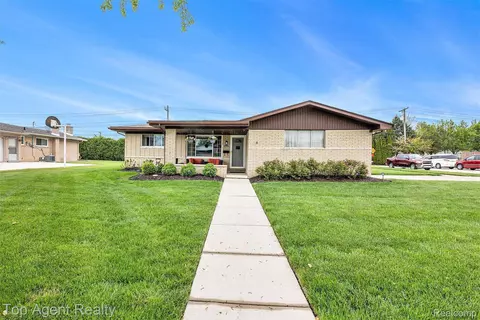 36602 Wayne Dr, Sterling Heights, MI 48312