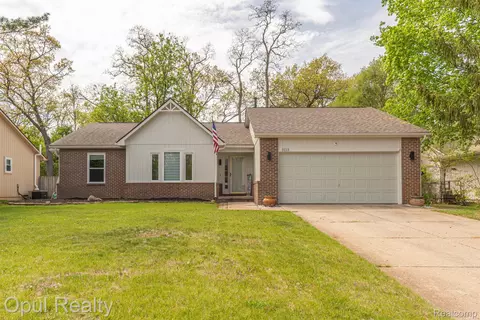 3113 Buss Dr, Commerce, MI 48390