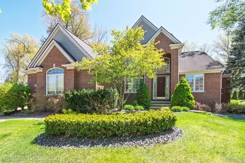 194 W Reed Lk, Commerce, MI 48390
