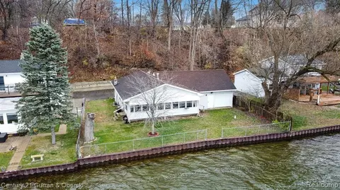 657 Lane Dr, Leoni, MI 49201