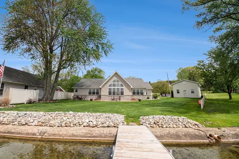 1171 N Shore Dr, Clarence, MI 49284