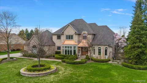 152 Oakbridge Dr, Oakland, MI 48306