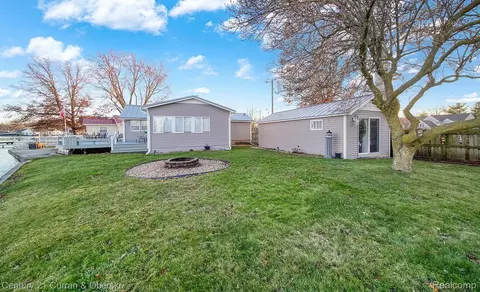 131 Bennett Dr, Leoni, MI 49254