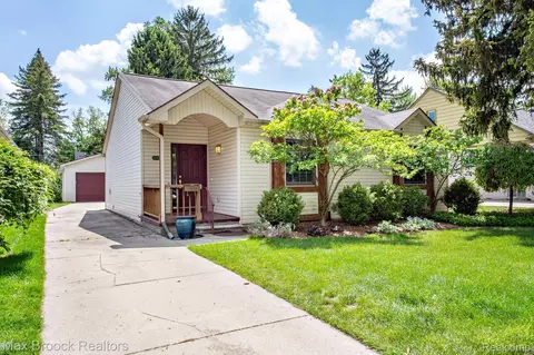 10795 Kingston Ave, Huntington Woods, MI 48070