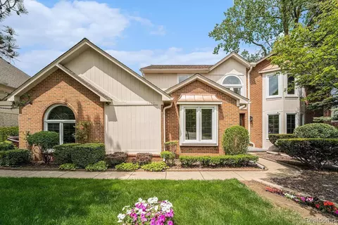 1590 Picadilly Dr, Troy, MI 48084