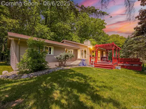 15068 Eddy Lake Rd, Fenton, MI 48430