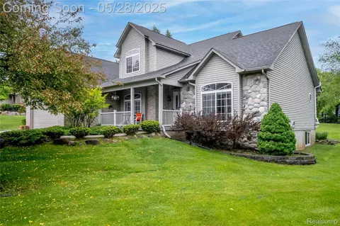 105 Crescent Hill Dr, Ortonville, MI 48462