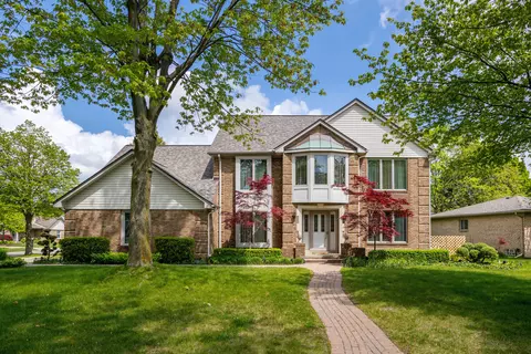 16786 Blue Skies Dr, Livonia, MI 48154