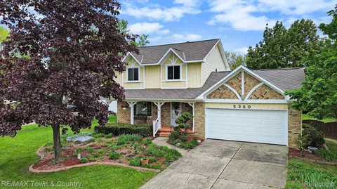 5360 Old Franklin Crt Ct, Grand Blanc, MI 48439