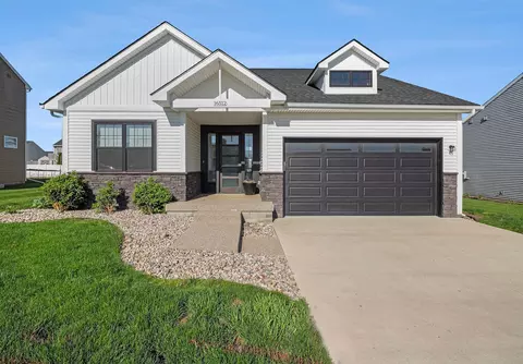 16512 Bedington Dr, Fenton, MI 48451