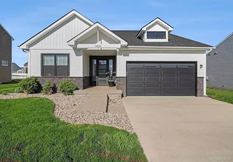 16512 Bedington Dr, Fenton, MI 48451