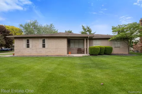 39664 Cadborough Dr, Clinton Township, MI 48038