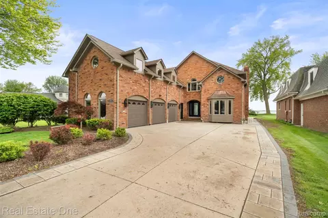 48556 Harbor Dr, Chesterfield, MI 48047