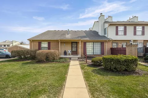 38906 Country Cir, Farmington Hills, MI 48331