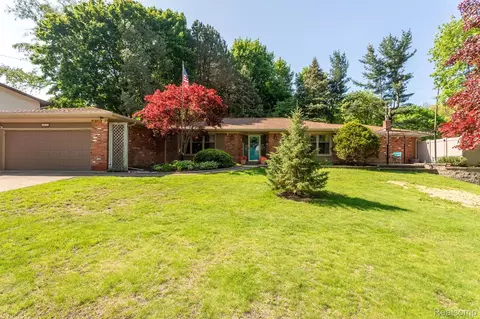 4371 Waverly Dr, Waterford, MI 48329