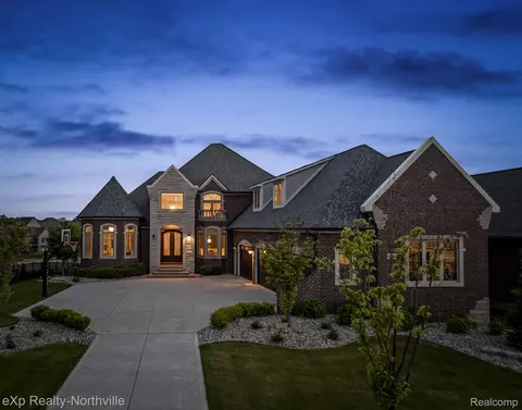 10387 Stoney Point Dr, Green Oak, MI 48178
