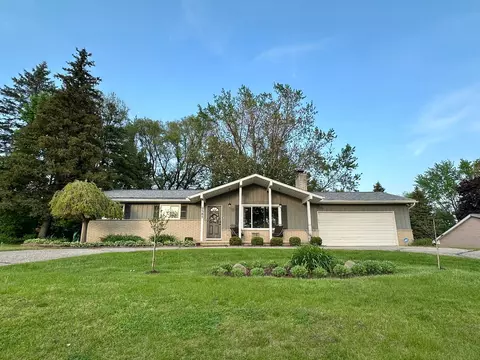 2585 Freeman Dr, Lake Orion, MI 48360