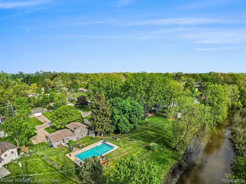 1087 Edgeorge St, Waterford, MI 48327