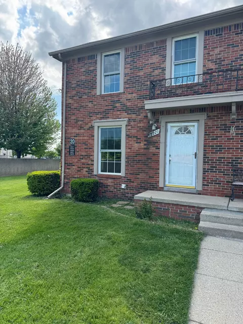 35221 Tall Oaks Dr, Sterling Heights, MI 48312