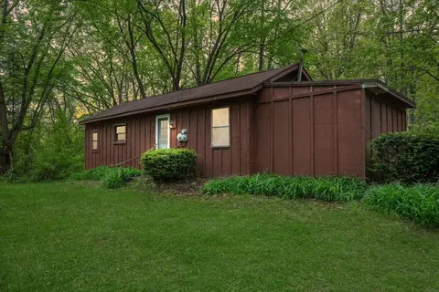 2878 Perry Lake Rd, Brandon, MI 48462
