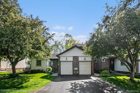 9029 E Bluewater Dr, Springfield, MI 48348