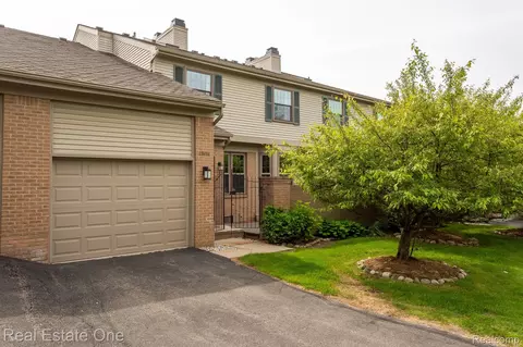 9494 Beau Rdg #2, Farmington Hills, MI 48331