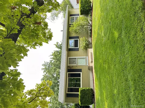 809 Isbell St, Howell, MI 48843