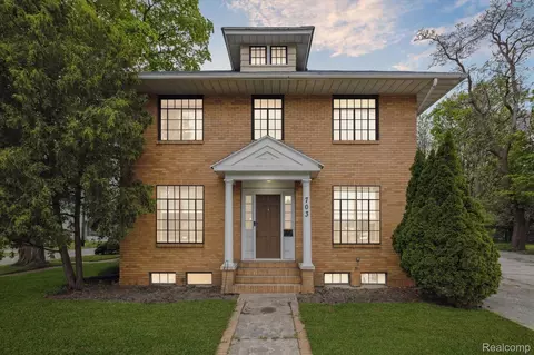 703 E Court St, Flint, MI 48503