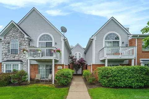 225 Brookwood Dr #4, South Lyon, MI 48178