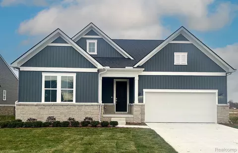 20488 W Kilburn Dr, Macomb, MI 48044