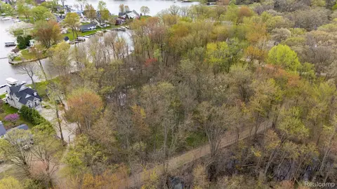 Dunlavy Ln, Hamburg, MI 48189