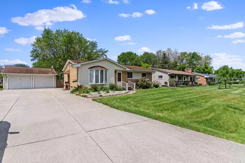 2126 Deerfield Dr, Flint, MI 48532