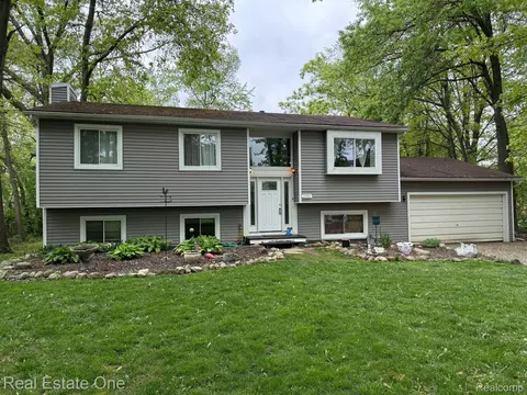 2590 Edgemere St, Commerce, MI 48382