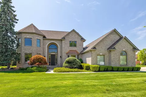40387 Emerald Ln E, Clinton Township, MI 48038