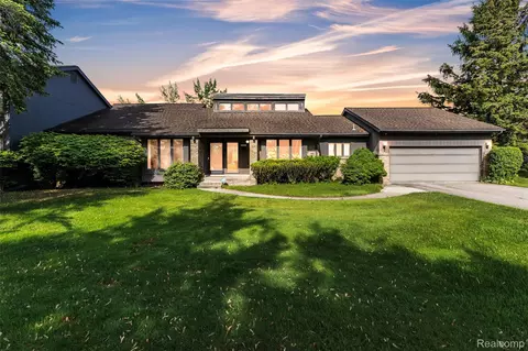 5520 Ridgewood, West Bloomfield, MI 48322