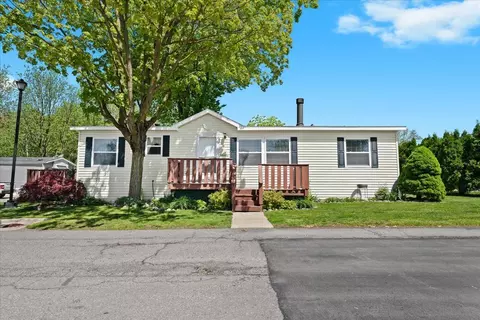 49622 Oak Dr, Plymouth, MI 48170