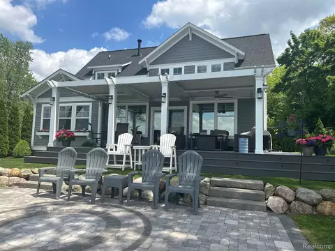 9830 Zukey Dr, Hamburg, MI 48139