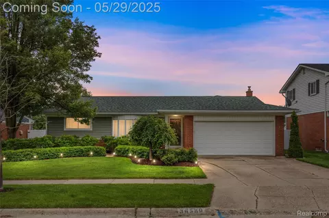 36589 Dowling St, Livonia, MI 48150