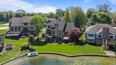 1725 S Shore Dr, Rochester Hills, MI 48307