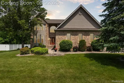 672 Moringside Dr, Grand Blanc, MI 48439