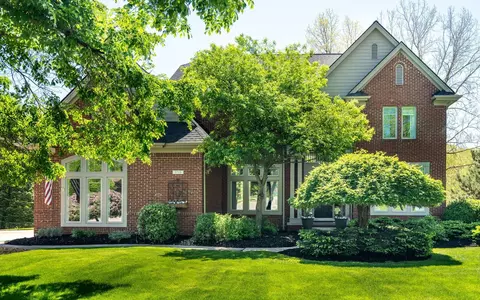 1715 Skyline Dr, Rochester Hills, MI 48306