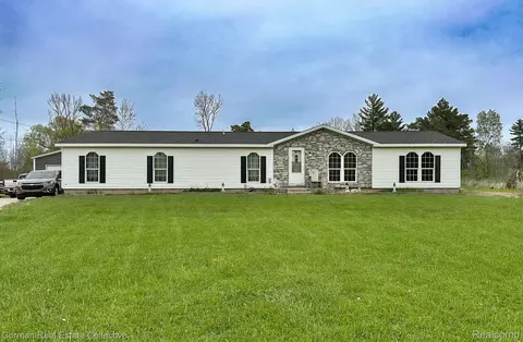 1076 N Lakeshore Rd, Harbor Beach, MI 48441