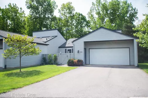 2869 Breckenridge Dr #95, Genoa, MI 48114